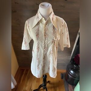 Vintage wide collar floral button up short sleeve blouse, no label or brand.